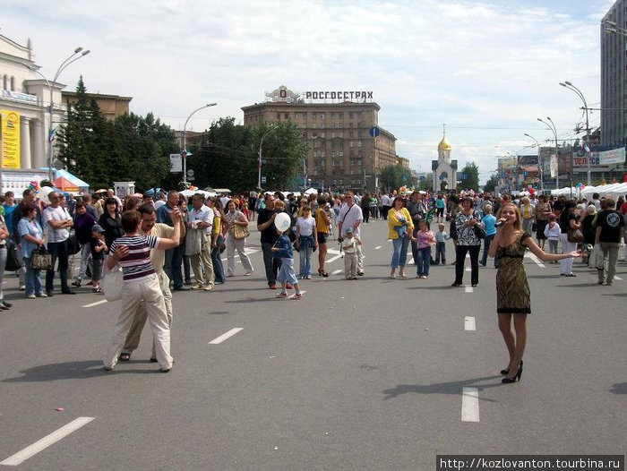 Праздник на проезжей части — поем в правом ряду, танцуем — в левом. Новосибирск, Россия