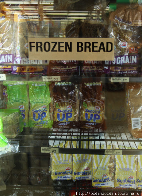 Port Hedland. В магазине продается привозной замороженный хлеб. Штат Западная Австралия, Австралия