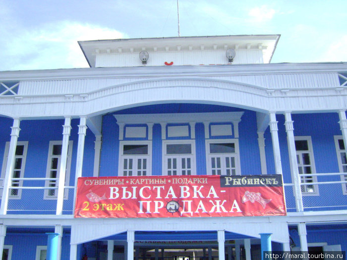 В нынешнюю навигацию капитально отремонтированный дебаркадер стал одновременно речным вокзалом, летним музеем, выставочным залом и сувенирной лавкой Рыбинск, Россия
