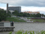 Ижевский пруд, далее виден монумент дружбы народов (лыжи Кулаковой) и инженерный корпус Аксион