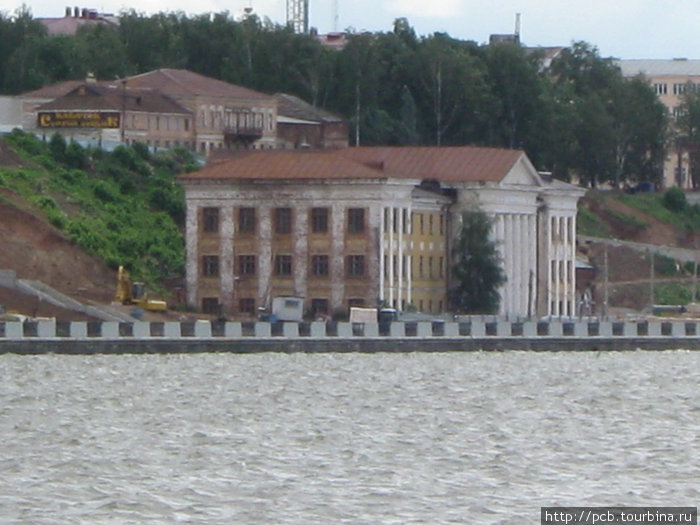 здание индустриального техникума, а за ним бывший генеральский дом Ижевск, Россия