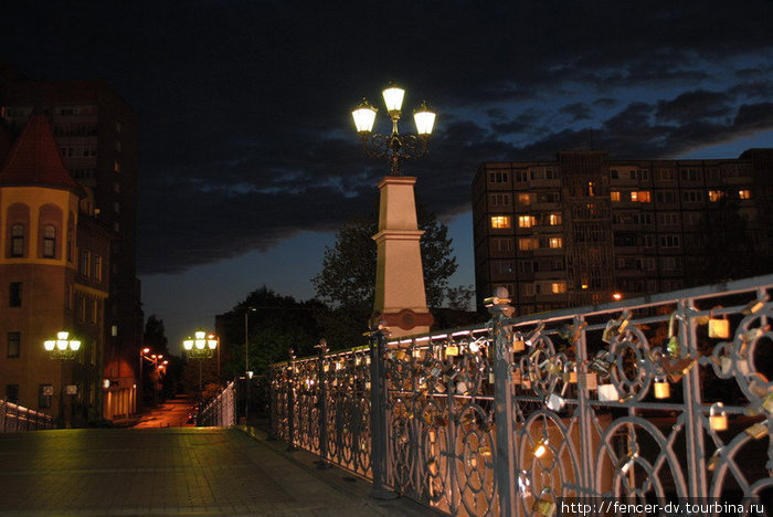 Молодожены оставляют на мосту замочки в знак вечной любви Калининград, Россия