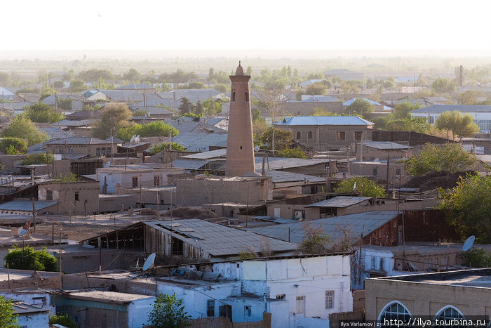 Богатый район, есть шифер на крышах. Хива, Узбекистан