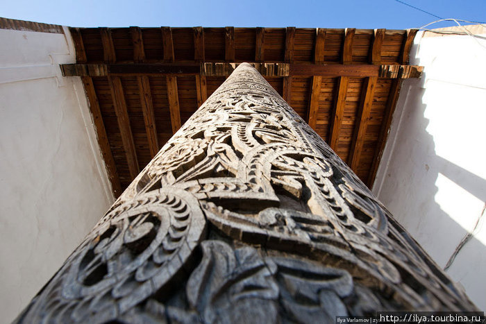 Резьба по дереву — один из видов искусства Хорезма. Повсюду можно увидеть поразительные деревянные колонны и двери, украшенные резьбой. Хива, Узбекистан