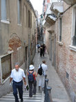 Обычных пешеходных улиц в Венеции масса