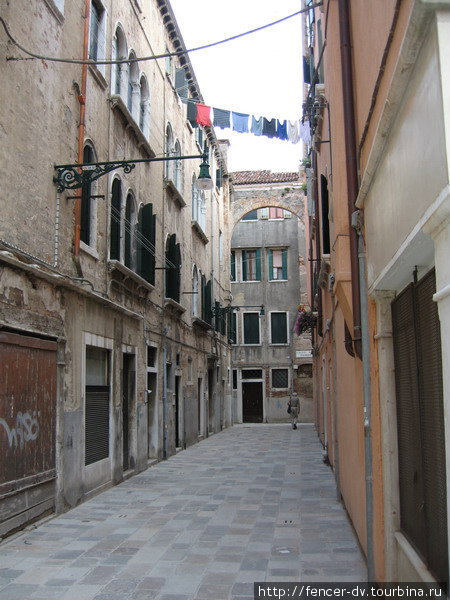 Сушка белья на веревке через всю улицу — норма для всей Италии Венеция, Италия