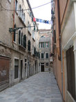 Сушка белья на веревке через всю улицу — норма для всей Италии