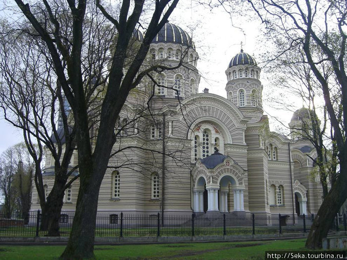Православный Кафедральный Собор в парке Эспланаде Рига, Латвия