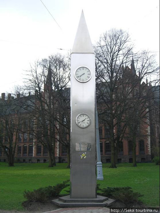 Часы, показывающее местное время и время в Кобе (город-побратим, Япония) Рига, Латвия