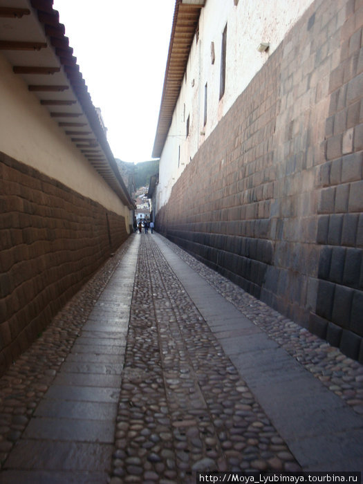 одна из немногих улиц, сохранившихся со времен инков... Куско, Перу