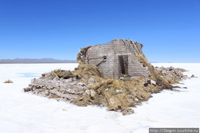 Заброшенный дом соледобытчиков посреди озера Уюни, Боливия