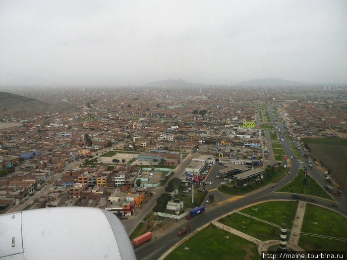 Самолет идет на посадку в Лиме. Перу