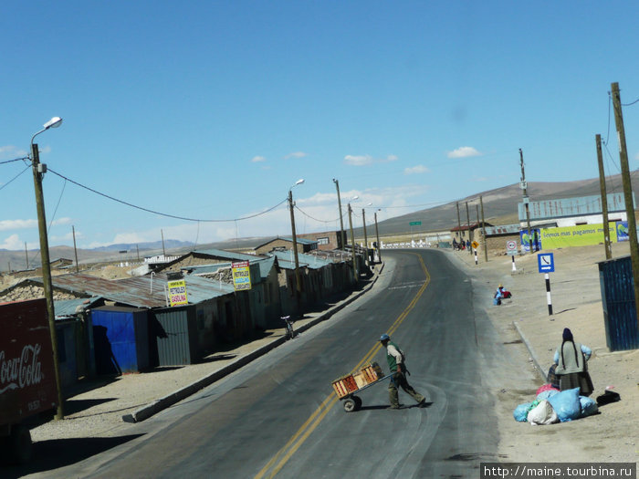 Деревня в Андах.Люди ждут автобус. Перу