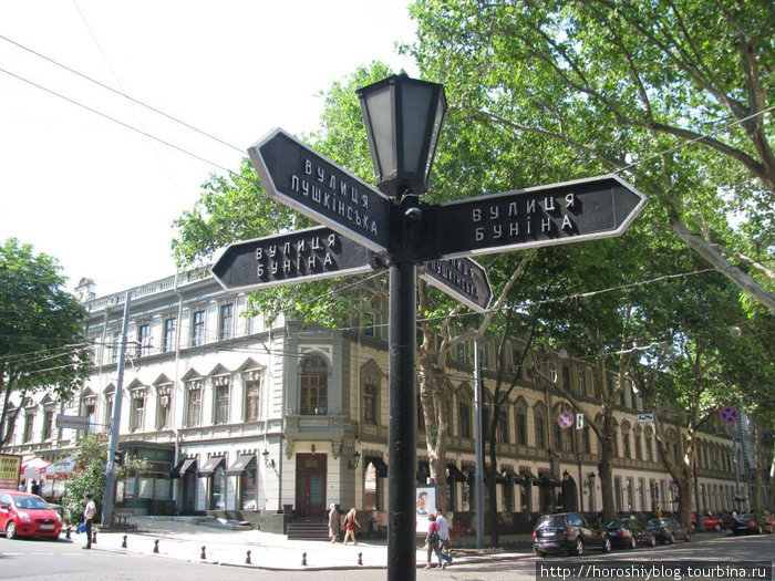 Характерные только для Одессы таблички с названиями улиц. Одесса, Украина