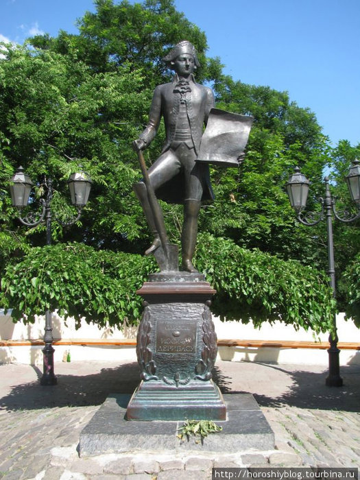 Памятник Хосе де Рибасу, в честь которого названа и сама улица, а за ним можно посидеть на лавочке и покушать шеклковицу :) Одесса, Украина