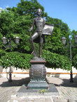 Памятник Хосе де Рибасу, в честь которого названа и сама улица, а за ним можно посидеть на лавочке и покушать шеклковицу :)