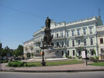 Памятник основательнице Одессы императрице Екатерины Второй