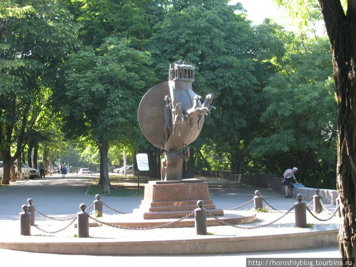 Памятник Апельсину. Одессу по преданию спасла взятка в виде апельсин Одесса, Украина