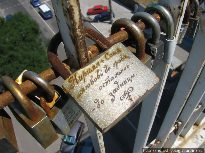 На тещином мосту супруги оставляют замочки, таким образом скрепляя свои чувства Одесса, Украина