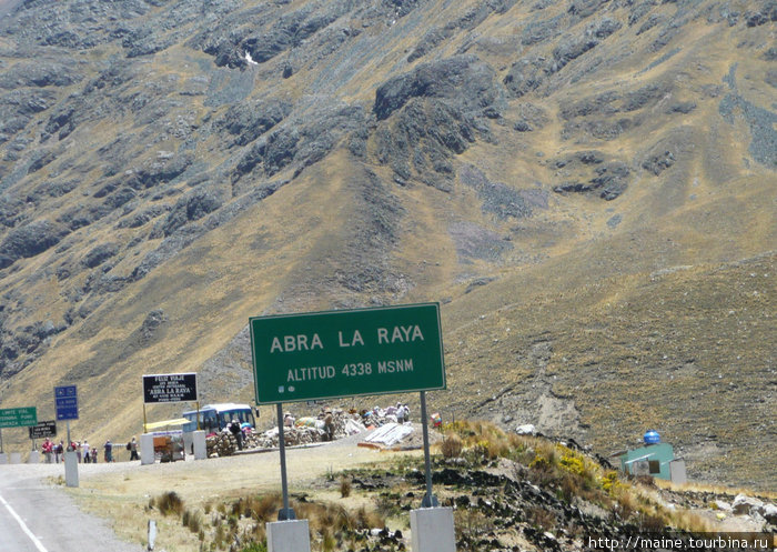 На перевале 4,338м. торгуют сувенирами. Перу