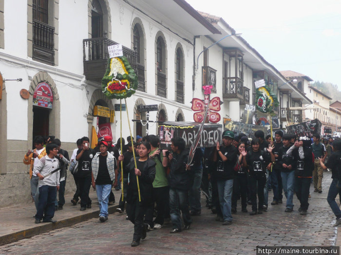 Студенты в Куско символично хоронят городские налоги,которыми правительство обложило жителей города. Перу