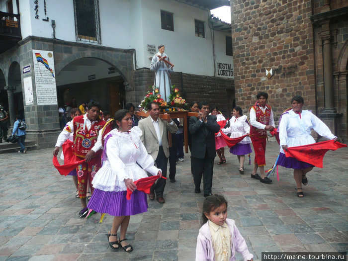 В Куско одна процессия сменяет другую. Перу