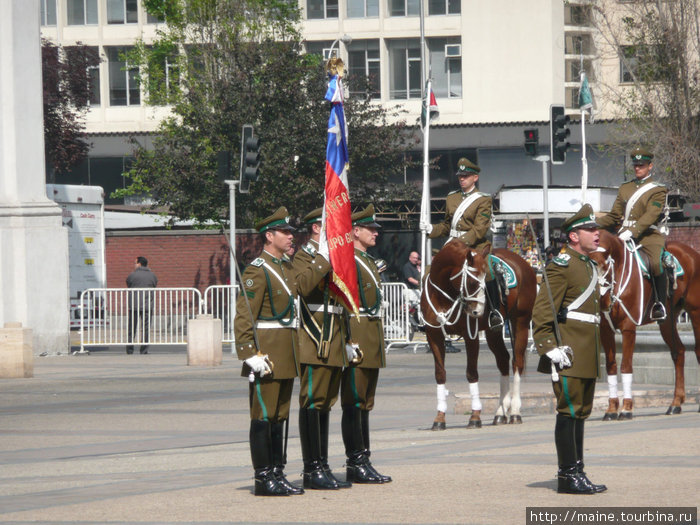 Развод караула и парад у Президентского дворца. Сантьяго, Чили
