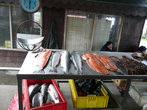 На рыбном рынке в Пуерто -Мотт. Мы здесь набрали в дорогу копченой семги за 3 долл.за увесистую упаковку.