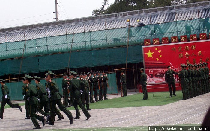 Подгоиовка к смене караула Пекин, Китай