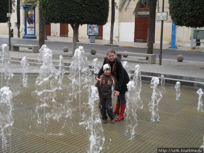 фонтан на улице по которому можно пройтись :) Аликанте, Испания