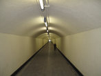 коридор внутри горы к лифту, на котором можно подняться в крепость