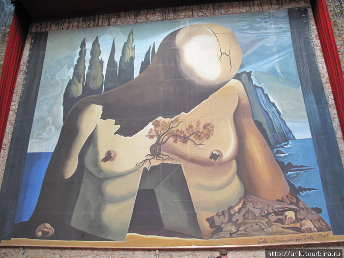 во всю стену нарисована картина Фигерас, Испания