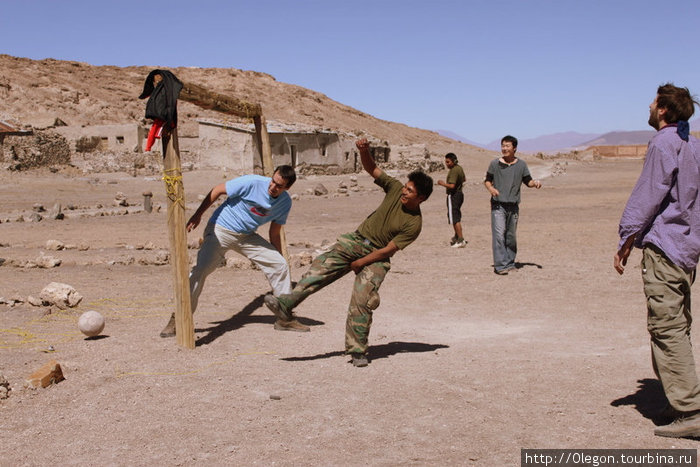 Привыкшие жить на высоте солдаты забили команде сборной туристов первый гол... Департамент Потоси, Боливия