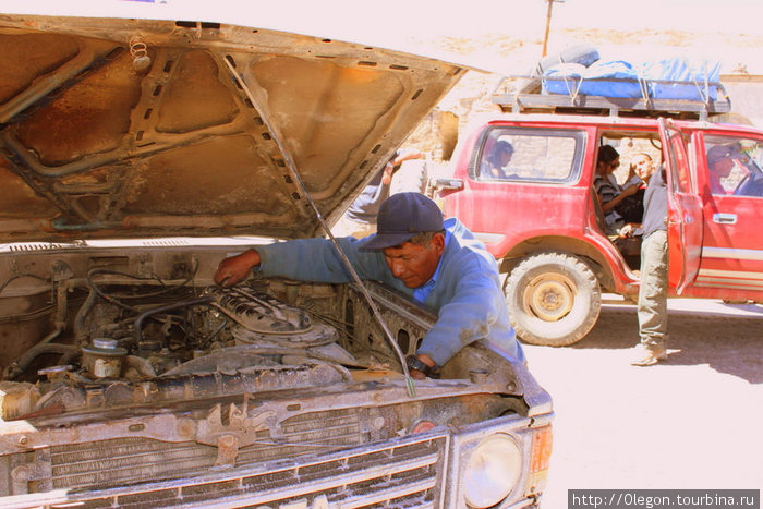 Водителю пришлось перебрать движок Департамент Потоси, Боливия