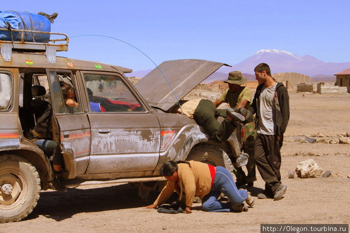 Кажется машину удалось починить... Но сил не осталось, в машину заползаем на корачках.. Департамент Потоси, Боливия