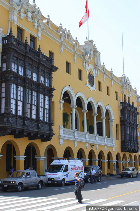 Знаменитые балконы Лимы, надеюсь в центре города домушники не идут на риск... Лима, Перу