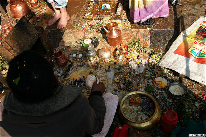 Тилака любому желающему индуисту. Катманду, Непал