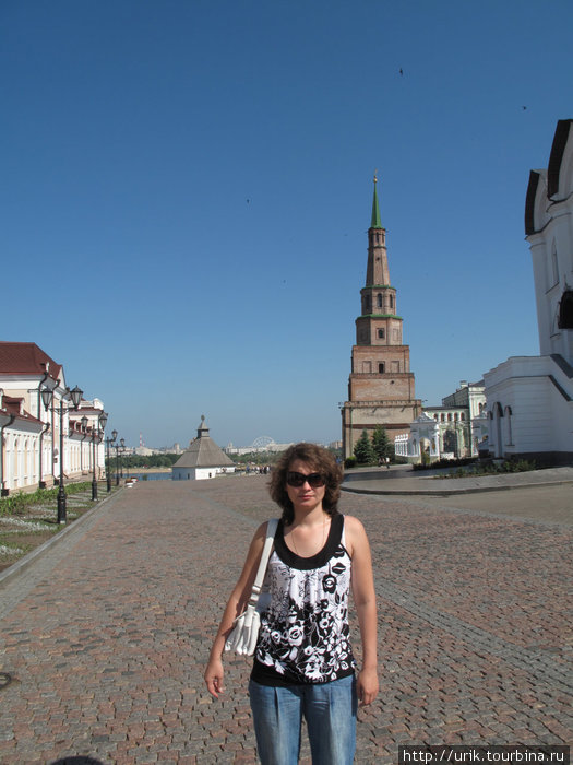 на территории Кремля, моя супруга Ирина, а позади нее Казанская падающая башня Казань, Россия