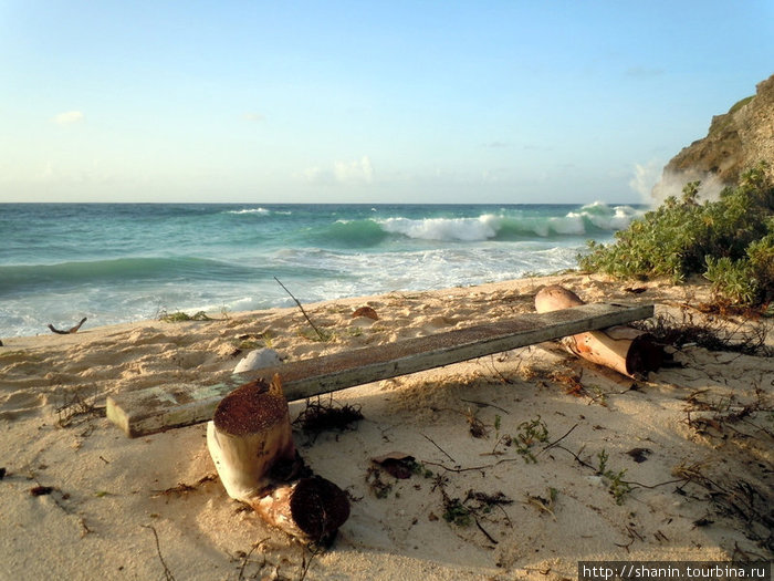 Скамейка на пляже Ви-Крейн, Барбадос
