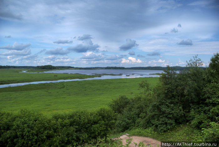 От восстановленной усадьбы открывается вид на озеро  Кучане и реку Сороть.