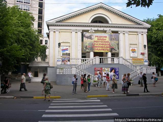 Кинотеатр с рекламой выставки всяческих редких тварей Туапсе, Россия