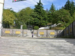 Лестница на горку, где находятся несколько памятников, музей и храм.