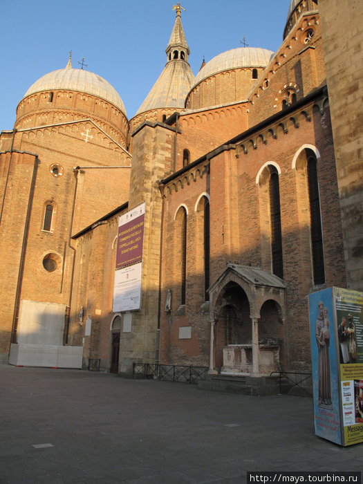 Вот она — трехнефная базилика XIV века (длина 195 м, 7 куполов), построенная на месте погребения самого почитаемого в Италии святого, покровителя немощных и детей — Антонио Падуанского. Падуя, Италия