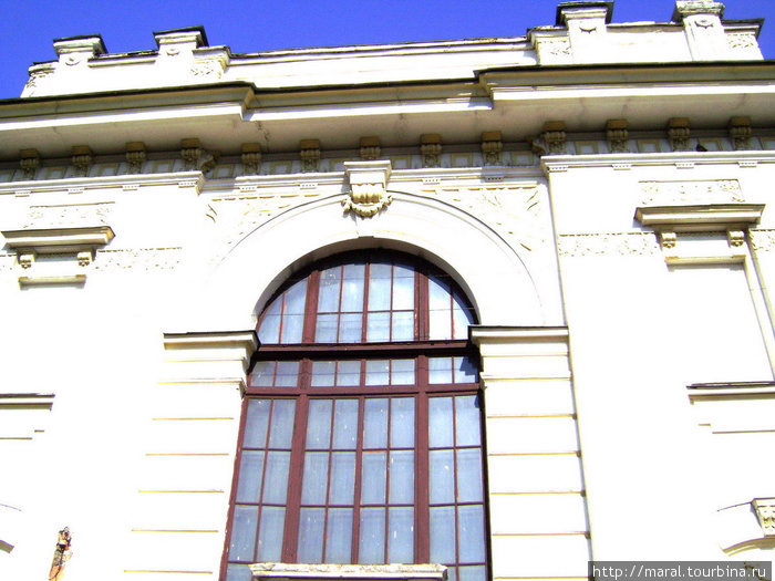 В 1905 году на станции Рыбинск-Пассажирский по проекту инженера Симы Минаша был построен железнодорожный вокзал в стиле модерн. Россия