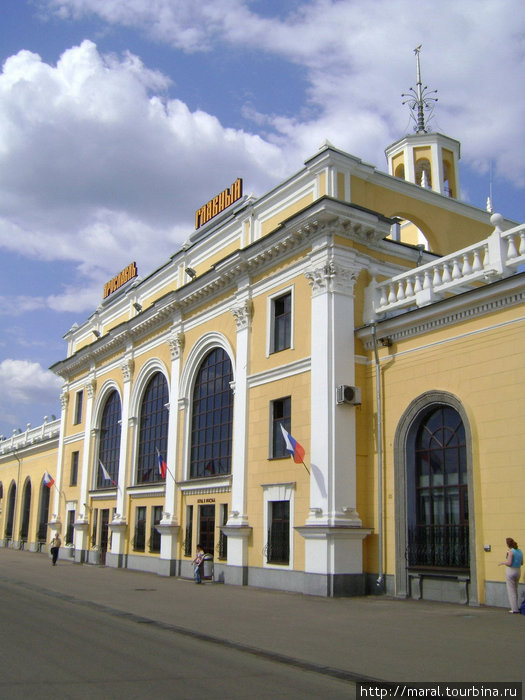 Здание вокзала Ярославль-Главный построено в 1952 году по проекту архитектора В.Панченко Россия