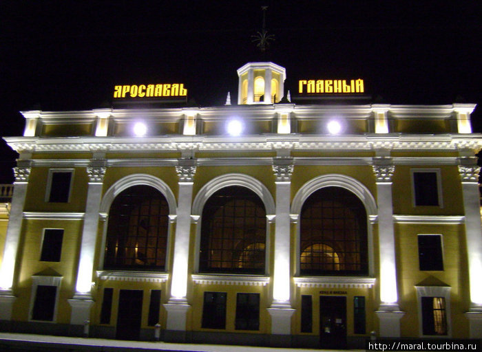 Вокзал великолепен ночью Россия