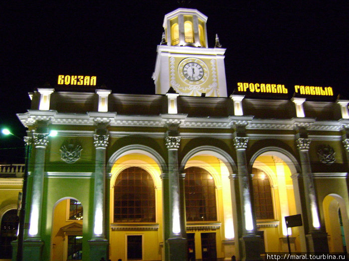 Вокзальные часы показывают, что до прибытия поезда Москва — Архангельск осталось пятнадцать минут Россия