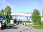 Вокзал в Архангельске находится возле площади 60-летия Октября, в нескольких кварталах от центра