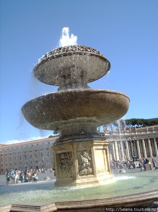 Фонтан на площади Св. Петра. Рим, Италия