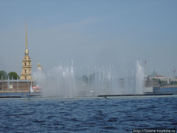 Плавучий фонтан у Стрелки Васильевского
острова. Санкт-Петербург, Россия
